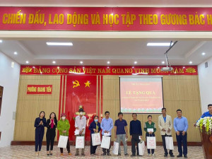 Đại diện Lãnh đạo Thị xã Thái Hoà trao quà cho các hộ nghèo