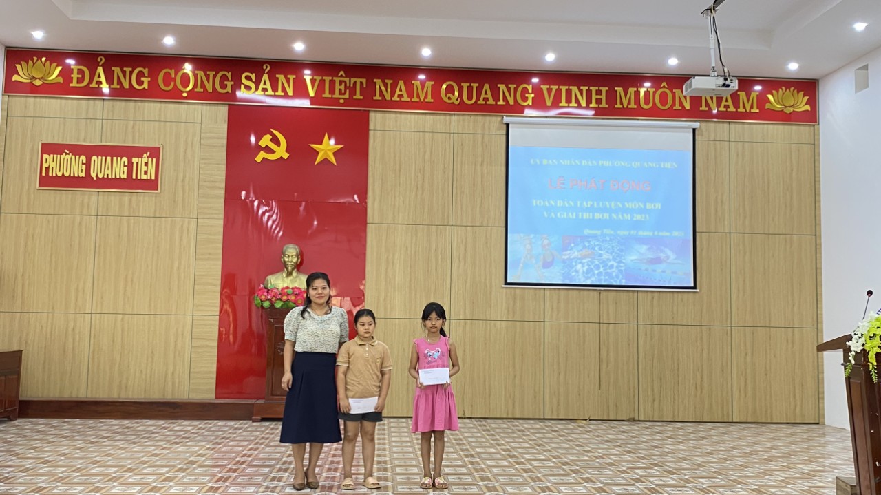 ảnh Nhàn trao quà