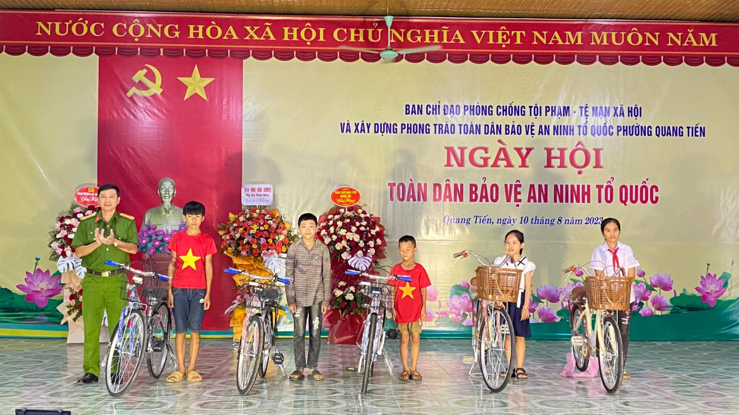 Công an thị xã tặng xe